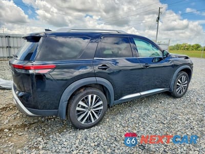Trzecie zdjęcie samochodu z tyłu: 2022 NISSAN PATHFINDER PLATINUM VIN:5N1DR3DK9NC267210 - miniatura
