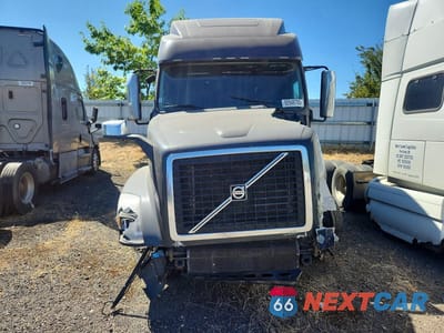 Piąte zdjęcie samochodu w środku: 2016 VOLVO VNL SEMI TRUCK VIN:4V4NC9TK6GN958205 - miniatura