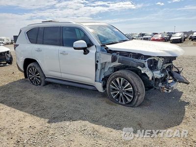 Czwarte zdjęcie samochodu z boku: 2024 LEXUS LX 600 PREMIUM VIN:JTJAB7CXXR4052240 - miniatura