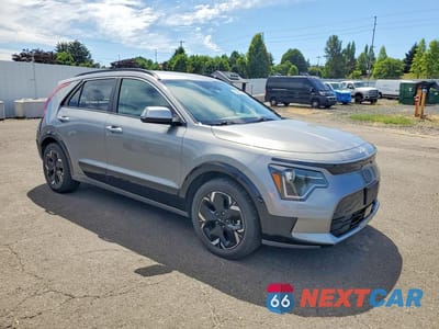 Czwarte zdjęcie samochodu z boku: 2023 KIA NIRO WIND VIN:KNDCR3L13P5025044 - miniatura