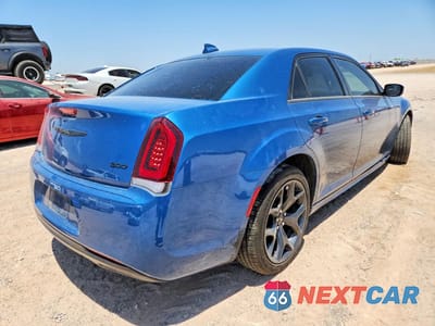 Trzecie zdjęcie samochodu z tyłu: 2022 CHRYSLER 300 TOURING L VIN:2C3CCADG0NH199334 - miniatura
