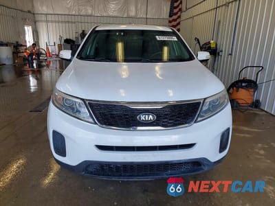 Piąte zdjęcie samochodu w środku: 2015 KIA SORENTO LX VIN:5XYKTCA69FG639971 - miniatura
