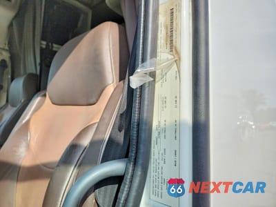 Zdjęcie 12 z 13 samochodu: 2015 VOLVO VNL SEMI TRUCK VIN:4V4NC9EH3FN916963 - miniatura