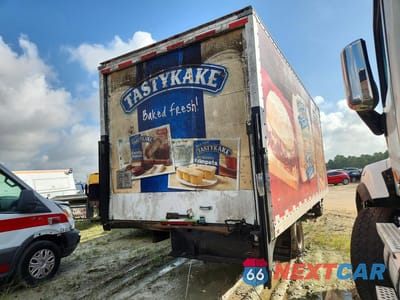 Trzecie zdjęcie samochodu z tyłu: 2013 ISUZU NPR BOX TRUCK VIN:54DB4W1B5DS800492 - miniatura