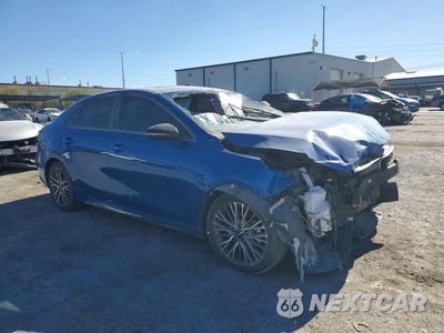 Czwarte zdjęcie samochodu z boku: 2022 KIA FORTE GT LINE VIN:3KPF54AD4NE432030 - miniatura