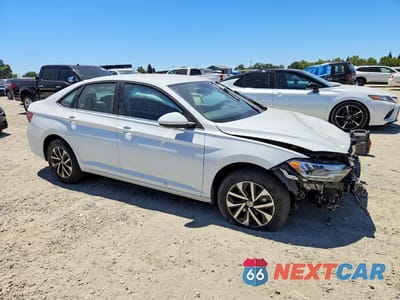 Czwarte zdjęcie samochodu z boku: 2024 VOLKSWAGEN JETTA S VIN:3VW5M7BU8RM044158 - miniatura