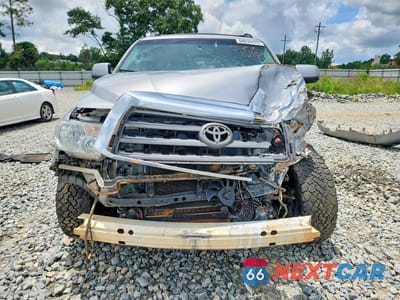 Piąte zdjęcie samochodu w środku: 2017 TOYOTA SEQUOIA SR5 VIN:5TDBY5G18HS155496 - miniatura