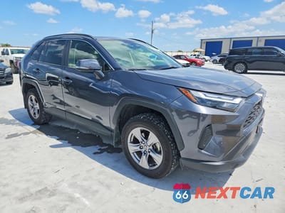 Czwarte zdjęcie samochodu z boku: 2024 TOYOTA RAV4 HYBRID XLE VIN:JTMRWRFV1RD270941 - miniatura