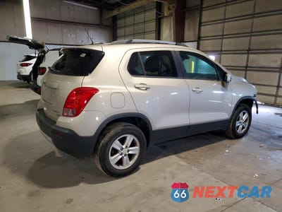 Trzecie zdjęcie samochodu z tyłu: 2016 CHEVROLET TRAX 1LT VIN:3GNCJPSB9GL170959 - miniatura