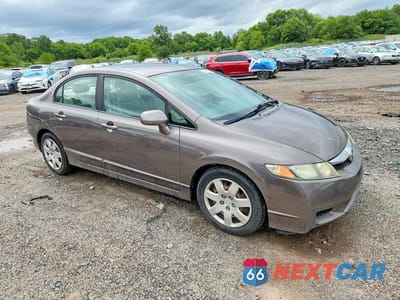 Czwarte zdjęcie samochodu z boku: 2009 HONDA CIVIC LX VIN:1HGFA165X9L015604 - miniatura