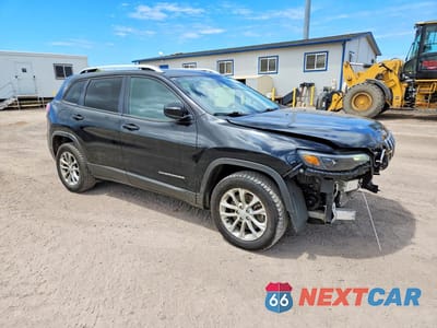 Czwarte zdjęcie samochodu z boku: 2020 JEEP CHEROKEE LATITUDE VIN:1C4PJLCBXLD632057 - miniatura