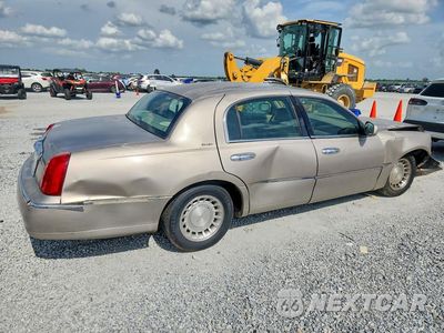 Trzecie zdjęcie samochodu z tyłu: 2001 LINCOLN TOWN CAR EXECUTIVE VIN:1LNHM81W01Y676391 - miniatura