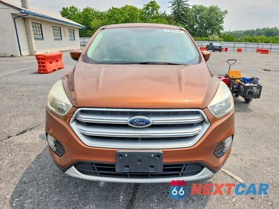 Piąte zdjęcie samochodu w środku: 2017 FORD ESCAPE SE VIN:1FMCU9GD2HUD91831 - miniatura