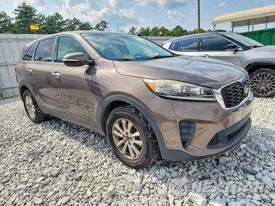 Czwarte zdjęcie samochodu z boku: 2019 KIA SORENTO LX V6 VIN:5XYPG4A55KG512362 - miniatura