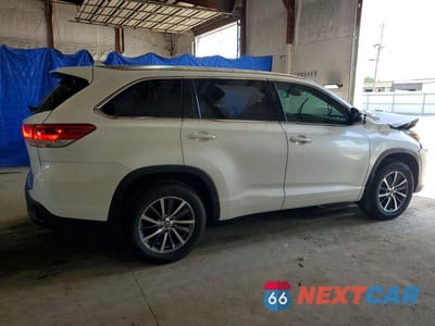 Trzecie zdjęcie samochodu z tyłu: 2017 TOYOTA HIGHLANDER XLE VIN:5TDJZRFH1HS478190 - miniatura