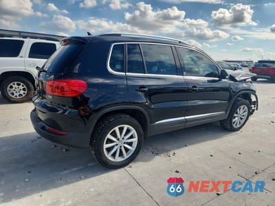 Trzecie zdjęcie samochodu z tyłu: 2017 VOLKSWAGEN TIGUAN WOLFSBURG VIN:WVGRV7AX1HW508320 - miniatura