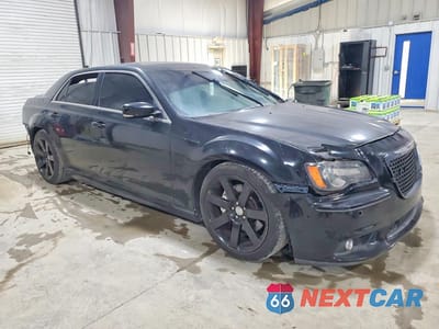 Czwarte zdjęcie samochodu z boku: 2013 CHRYSLER 300 SRT-8 VIN:2C3CCAFJ5DH529881 - miniatura