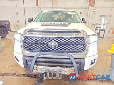 Piąte zdjęcie samochodu w środku: 2019 TOYOTA TUNDRA CREWMAX SR5 VIN:5TFEY5F11KX253317 - miniatura