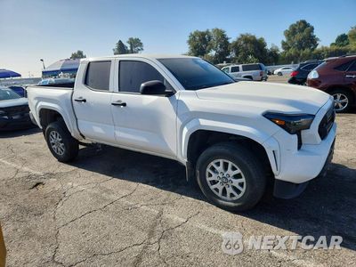 Czwarte zdjęcie samochodu z boku: 2024 TOYOTA TACOMA SR VIN:3TYKD5HN6RT004269 - miniatura