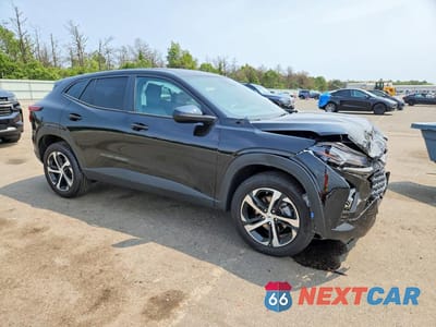 Czwarte zdjęcie samochodu z boku: 2025 CHEVROLET TRAX 1RS VIN:KL77LGEP0SC105382 - miniatura