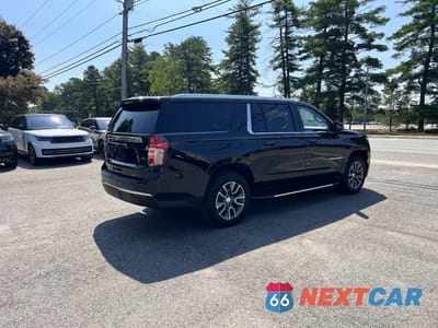 Czwarte zdjęcie samochodu z boku: 2022 CHEVROLET SUBURBAN K1500 LT VIN:1GNSKCKD3NR125511 - miniatura