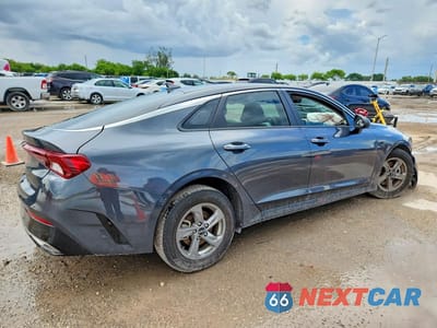 Trzecie zdjęcie samochodu z tyłu: 2023 KIA K5 LXS VIN:5XXG14J22PG226570 - miniatura