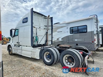 Drugie zdjęcie samochodu z przodu: 2016 VOLVO VNL SEMI TRUCK VIN:4V4NC9EH1GN942026 - miniatura