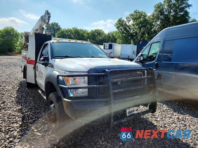 Czwarte zdjęcie samochodu z boku: 2015 FORD F550 SUPER DUTY VIN:1FDUF5HT2FEA36047 - miniatura
