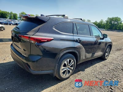 Trzecie zdjęcie samochodu z tyłu: 2022 TOYOTA HIGHLANDER XLE VIN:5TDGZRBH4NS559776 - miniatura
