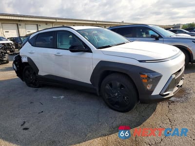Czwarte zdjęcie samochodu z boku: 2026 HYUNDAI KONA SEL SPORT VIN:KM8HFCAB1TU368022 - miniatura