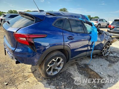 Trzecie zdjęcie samochodu z tyłu: 2024 CHEVROLET TRAX 1LT VIN:KL77LHE28RC090831 - miniatura