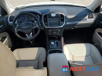 Zdjęcie 8 z 12 samochodu: 2016 CHRYSLER 300C VIN:2C3CCAET2GH238813 - miniatura
