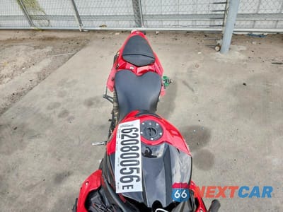 Piąte zdjęcie samochodu w środku: 2013 YAMAHA YZFR1 VIN:JYARN23E9DA014521 - miniatura