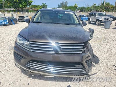 Piąte zdjęcie samochodu w środku: 2016 VOLKSWAGEN TOUAREG SPORT VIN:WVGEF9BP6GD012901 - miniatura