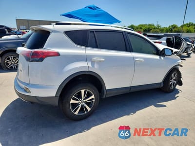 Trzecie zdjęcie samochodu z tyłu: 2017 TOYOTA RAV4 XLE VIN:JTMWFREV8HJ715003 - miniatura