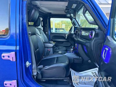 Piąte zdjęcie samochodu w środku: 2018 JEEP WRANGLER UNLIMITED SAHARA VIN:1C4HJXEG3JW193385 - miniatura