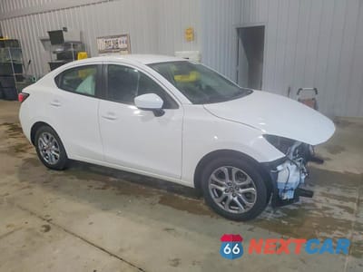 Czwarte zdjęcie samochodu z boku: 2018 TOYOTA YARIS IA BASE VIN:3MYDLBYV0JY311568 - miniatura