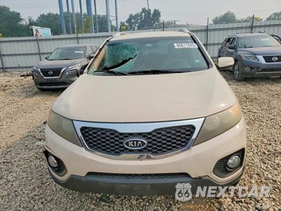 Piąte zdjęcie samochodu w środku: 2011 KIA SORENTO LX VIN:5XYKT4A10BG073090 - miniatura