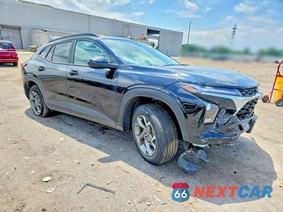 Czwarte zdjęcie samochodu z boku: 2026 CHEVROLET TRAX 1LT VIN:KL77LHEP0TC044378 - miniatura