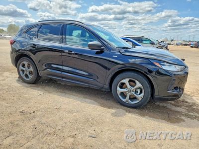 Czwarte zdjęcie samochodu z boku: 2023 FORD ESCAPE ST LINE VIN:1FMCU0MZ0PUB41661 - miniatura