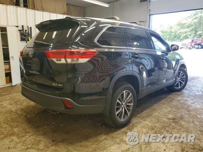 Trzecie zdjęcie samochodu z tyłu: 2019 TOYOTA HIGHLANDER XLE VIN:5TDJZRFH1KS616172 - miniatura