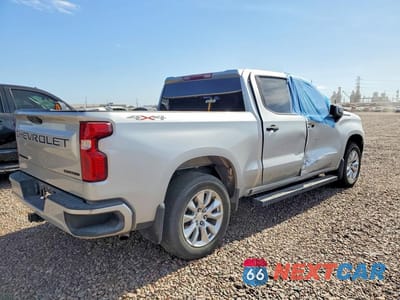 Trzecie zdjęcie samochodu z tyłu: 2022 CHEVROLET SILVERADO K1500 CUSTOM VIN:1GCPDBEKXNZ509122 - miniatura