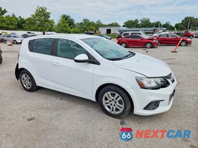 Czwarte zdjęcie samochodu z boku: 2019 CHEVROLET SONIC VIN:1G1JG6SB9K4142918 - miniatura
