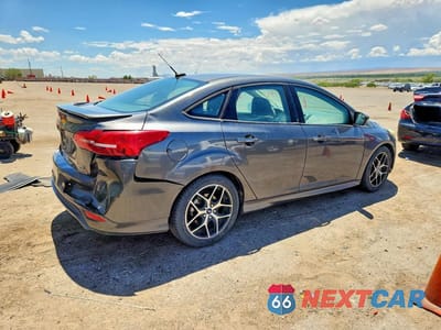 Trzecie zdjęcie samochodu z tyłu: 2016 FORD FOCUS SE VIN:1FADP3F22GL245971 - miniatura