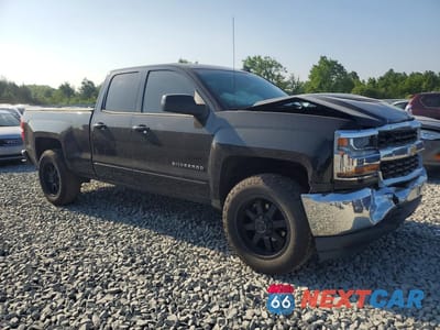 Czwarte zdjęcie samochodu z boku: 2018 CHEVROLET SILVERADO K1500 LT VIN:1GCVKREC0JZ141901 - miniatura