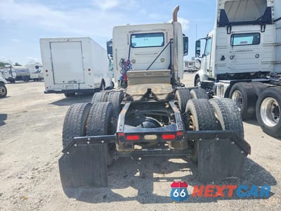 Zdjęcie 6 z 12 samochodu: 2011 VOLVO VNL SEMI TRUCK VIN:4V4NC9EJ7BN292629 - miniatura