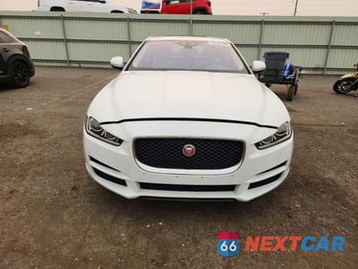 Piąte zdjęcie samochodu w środku: 2017 JAGUAR XE PREMIUM VIN:SAJAJ4BV3HA968652 - miniatura