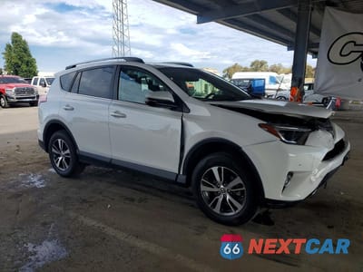Czwarte zdjęcie samochodu z boku: 2018 TOYOTA RAV4 XLE VIN:2T3WFREV5JW412638 - miniatura