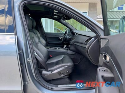 Piąte zdjęcie samochodu w środku: 2020 VOLVO XC90 T6 MOMENTUM VIN:YV4A22PK4L1579426 - miniatura