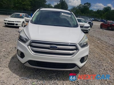 Piąte zdjęcie samochodu w środku: 2018 FORD ESCAPE SE VIN:1FMCU9GD1JUC20378 - miniatura